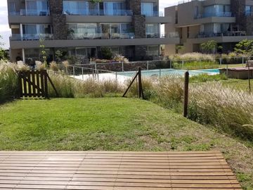 Excelente Depto En 1 Planta Con Jardín En Las Piedras