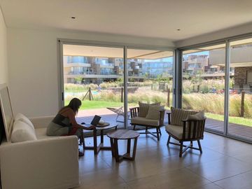 Excelente Depto En 1 Planta Con Jardín En Las Piedras