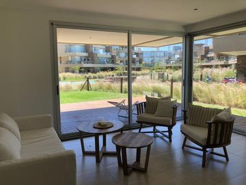 Excelente Depto En 1 Planta Con Jardín En Las Piedras