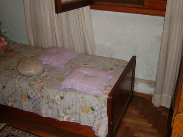 Chalet 4 ambiente, 3 dorm,  terraza, 2 baños,  1 toiltette, cochera, amplio living, cocina-comedor, patio , jardin y cto de herramientas