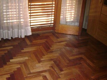 Chalet 4 ambiente, 3 dorm,  terraza, 2 baños,  1 toiltette, cochera, amplio living, cocina-comedor, patio , jardin y cto de herramientas