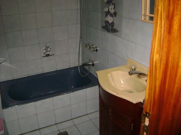 Chalet 4 ambiente, 3 dorm,  terraza, 2 baños,  1 toiltette, cochera, amplio living, cocina-comedor, patio , jardin y cto de herramientas