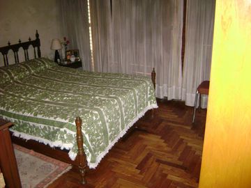 Chalet 4 ambiente, 3 dorm,  terraza, 2 baños,  1 toiltette, cochera, amplio living, cocina-comedor, patio , jardin y cto de herramientas