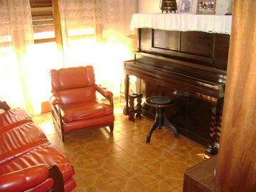 Chalet 4 ambiente, 3 dorm,  terraza, 2 baños,  1 toiltette, cochera, amplio living, cocina-comedor, patio , jardin y cto de herramientas