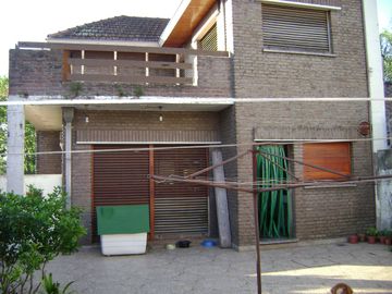 Chalet 4 ambiente, 3 dorm,  terraza, 2 baños,  1 toiltette, cochera, amplio living, cocina-comedor, patio , jardin y cto de herramientas