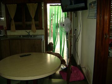 Chalet 4 ambiente, 3 dorm,  terraza, 2 baños,  1 toiltette, cochera, amplio living, cocina-comedor, patio , jardin y cto de herramientas