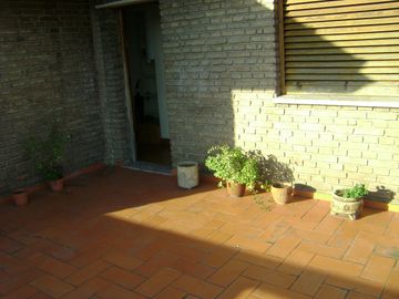 Chalet 4 ambiente, 3 dorm,  terraza, 2 baños,  1 toiltette, cochera, amplio living, cocina-comedor, patio , jardin y cto de herramientas