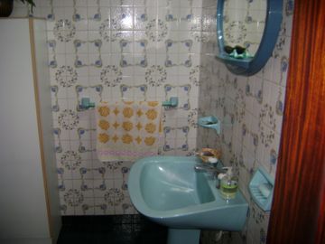 Chalet 4 ambiente, 3 dorm,  terraza, 2 baños,  1 toiltette, cochera, amplio living, cocina-comedor, patio , jardin y cto de herramientas