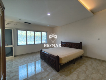 DIJUAL DAN DISEWA RUMAH 3 LANTAI DALAM KOMPLEK DI DURI KEPA JAKARTA BARAT