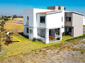 Residencia con área jardinada de más de 120m² en Metepec
