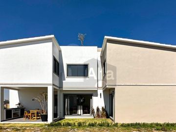 Residencia con área jardinada de más de 120m² en Metepec