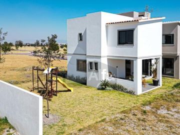 Residencia con área jardinada de más de 120m² en Metepec