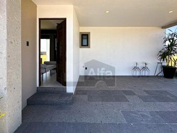 Residencia con área jardinada de más de 120m² en Metepec