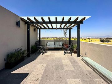 Residencia con área jardinada de más de 120m² en Metepec