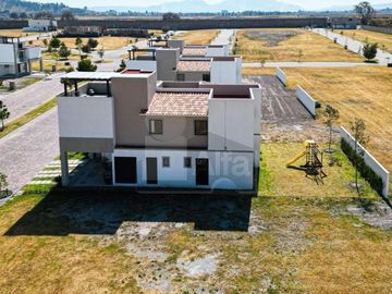 Residencia con área jardinada de más de 120m² en Metepec