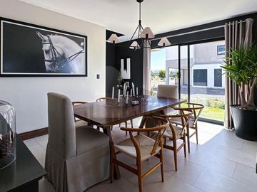 Residencia con área jardinada de más de 120m² en Metepec