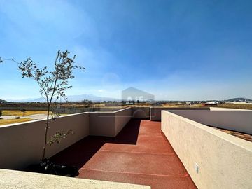 Residencia con área jardinada de más de 120m² en Metepec
