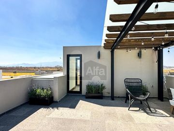 Residencia con área jardinada de más de 120m² en Metepec