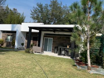HERMOSA QUINTA EN MONTEMORELOS, A UN LADO BIOPARQUE ESTRELLA.