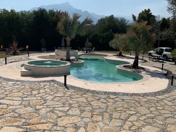 HERMOSA QUINTA EN MONTEMORELOS, A UN LADO BIOPARQUE ESTRELLA.