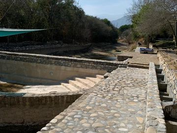 HERMOSA QUINTA EN MONTEMORELOS, A UN LADO BIOPARQUE ESTRELLA.