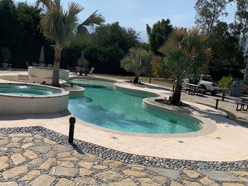 HERMOSA QUINTA EN MONTEMORELOS, A UN LADO BIOPARQUE ESTRELLA.