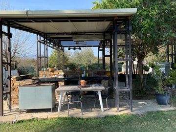 HERMOSA QUINTA EN MONTEMORELOS, A UN LADO BIOPARQUE ESTRELLA.