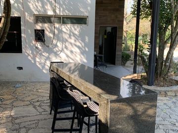 HERMOSA QUINTA EN MONTEMORELOS, A UN LADO BIOPARQUE ESTRELLA.