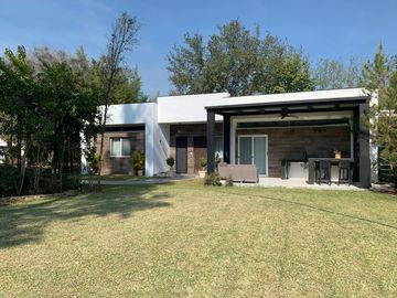 HERMOSA QUINTA EN MONTEMORELOS, A UN LADO BIOPARQUE ESTRELLA.