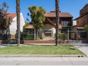 VENDO CHALET DE 4 AMB EN CAISAMAR. MAR DEL PLATA