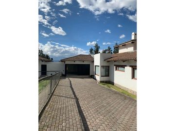 VENDO CASA DE LUJO EN PIFO 3103 M2 TERRENO JARDINES 463 CONSTRUCCION