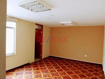 Se Alquila Amplia Casa Solo Primer Piso  – Ideal Para Oficinas O Negocios Surco A Una Cuadra De La Av. Polo