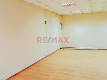 Se Alquila Amplia Casa Solo Primer Piso  – Ideal Para Oficinas O Negocios Surco A Una Cuadra De La Av. Polo