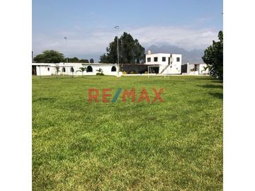 ATENCIÓN INVERSIONISTAS!!!

     ¡Oportunidad única en el corazón de la Campiña La Merced en Laredo!
Descubre estos 11000m² de terreno plano y sole