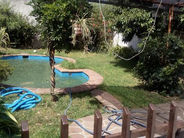 Chalet 4 ambientes, 2 ambientes y 3 ambientes, fondo con pileta y parrilla. Cochera cubierta
