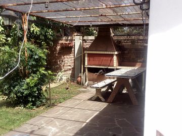 Chalet 4 ambientes, 2 ambientes y 3 ambientes, fondo con pileta y parrilla. Cochera cubierta