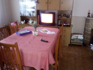 Chalet 4 ambientes, 2 ambientes y 3 ambientes, fondo con pileta y parrilla. Cochera cubierta