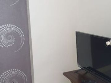 Apartemen tahunan full furnish free IPL green pramuka city