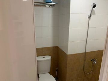 Apartemen tahunan full furnish free IPL green pramuka city