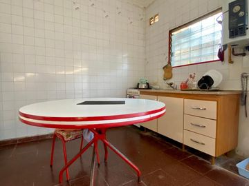 Casa de 3 AMBIENTES ubicada a 250 metros de la Avenida Berlín.