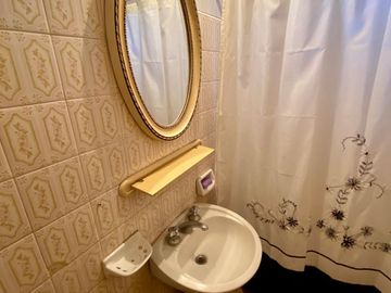 Casa de 3 AMBIENTES ubicada a 250 metros de la Avenida Berlín.