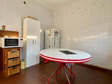Casa de 3 AMBIENTES ubicada a 250 metros de la Avenida Berlín.