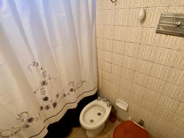 Casa de 3 AMBIENTES ubicada a 250 metros de la Avenida Berlín.