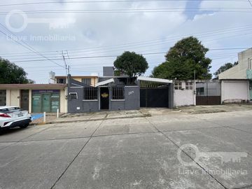 Venta de Casa de 2 niveles y 3 recámaras en Prol. Miguel Hidalgo, Col. Benito Juárez Norte, Coatzacoalcos, Ver.