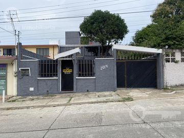 Venta de Casa de 2 niveles y 3 recámaras en Prol. Miguel Hidalgo, Col. Benito Juárez Norte, Coatzacoalcos, Ver.
