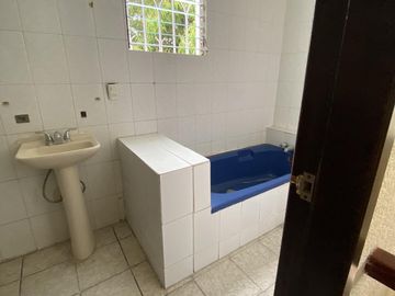 Venta de Casa de 2 niveles y 3 recámaras en Prol. Miguel Hidalgo, Col. Benito Juárez Norte, Coatzacoalcos, Ver.