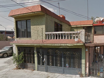 Remate Bancario Casa en 1er Rtno de Villa Victoria, Fracc. Cumbria, Cuautitla