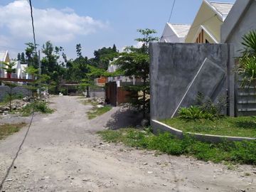 Rumah Scandinavian Atap Tinggi Hanya 300 Jt-an di Manisrenggo