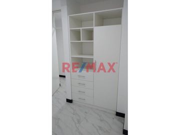 🌟 ¡Descubre tu nuevo espacio en Chiclayo! 🌟

Te presento un exclusivo y moderno departamento Flat, ubicado en la tranquila Urbanización Polifap - Mo