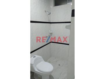 🌟 ¡Descubre tu nuevo espacio en Chiclayo! 🌟

Te presento un exclusivo y moderno departamento Flat, ubicado en la tranquila Urbanización Polifap - Mo